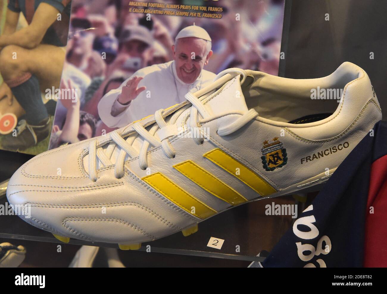 Barry unir soporte Los Museos Vaticanos tuvieron que abrir un pequeño museo de fútbol para  albergar todo el swag recibido como este zapato Adidas blanco y amarillo ( colores del Vaticano) con el nombre del Papa