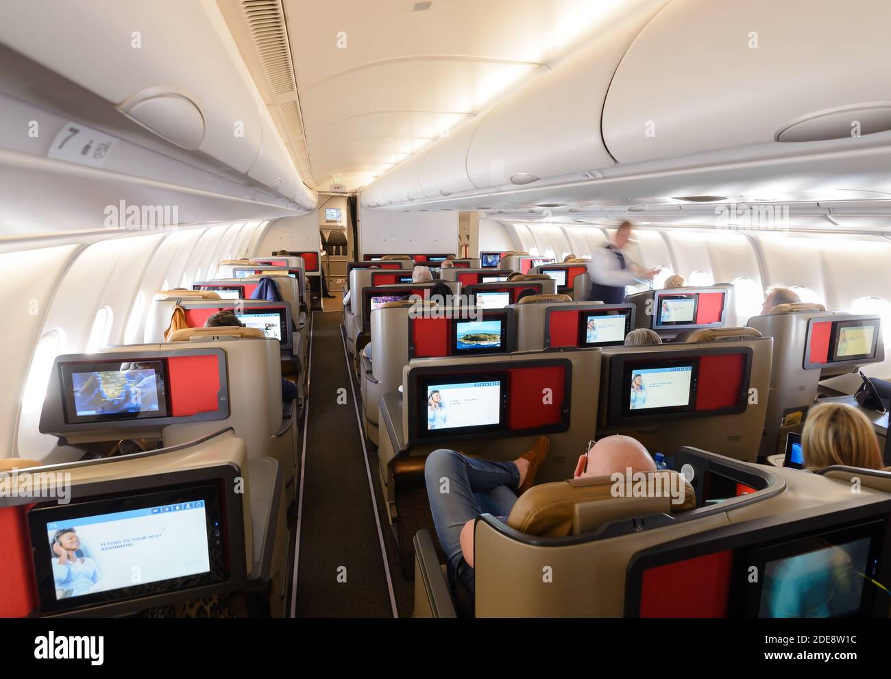 South African Airways nueva cabina de clase Business a bordo de la línea aérea Airbus A330. Cómodos asientos Thompson Vantage XL. Cabina de avión SAA premium. Foto de stock