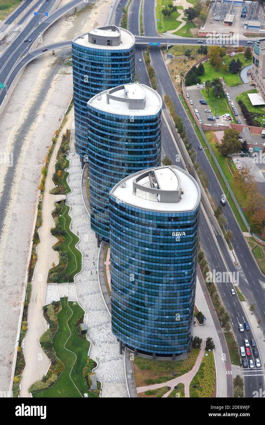 Edificios de oficinas en el Parque de Titanio por Av Costanera Sur en las  Condes, Santiago, Chile. Edificios modernos. Vista desde arriba del Parque  Titanium Fotografía de stock - Alamy
