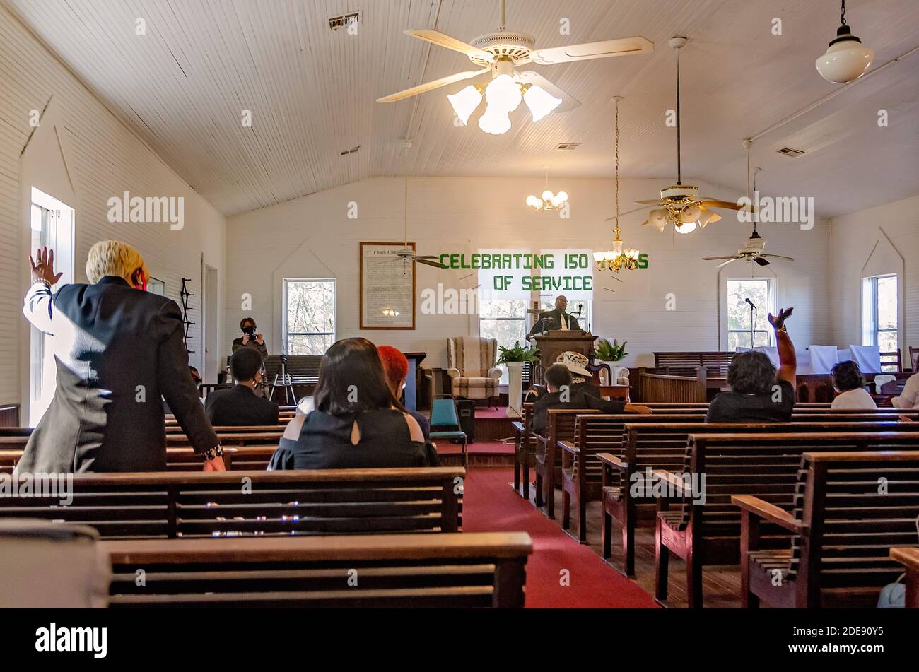El Reverendo Terrell Collins predica durante el 150 aniversario de la  Iglesia Bautista Misionera de Little Zion, el 15 de noviembre de 2020, en  Greenwood, Mississippi Fotografía de stock - Alamy