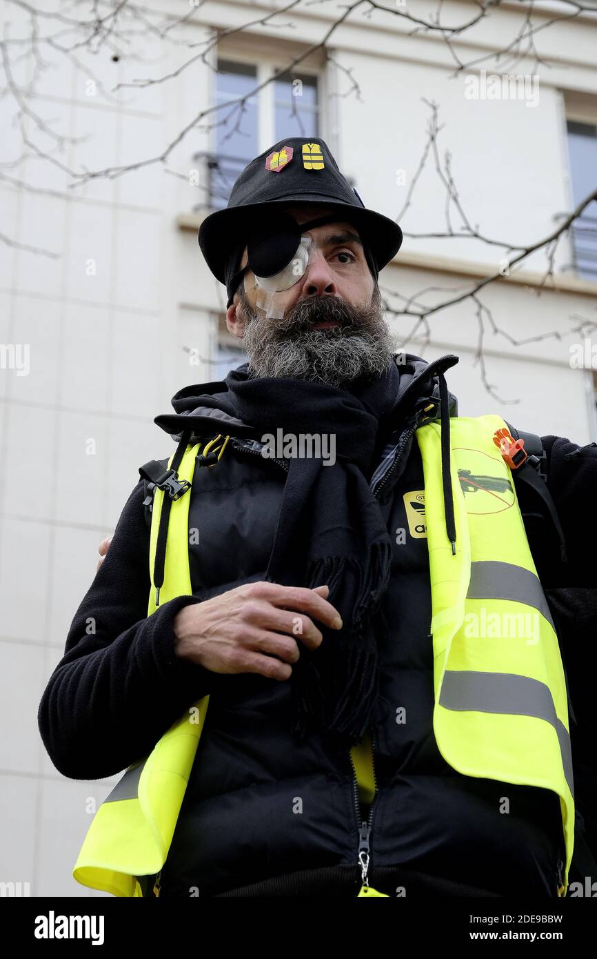 El líder del movimiento "chaleco amarillo" (gilets jaunes) participa en un  mitin de marzo en Daumesnil. Es uno de los líderes del movimiento Yellow  Vests herido y fue herido a los ojos