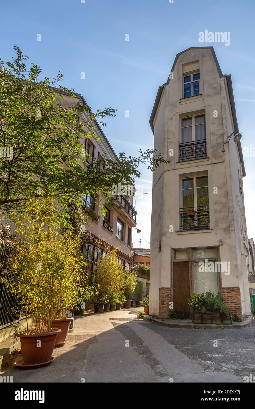 París, Francia - 15 de abril de 2015: La Villa de le ermitage en el distrito 20 de París Foto de stock