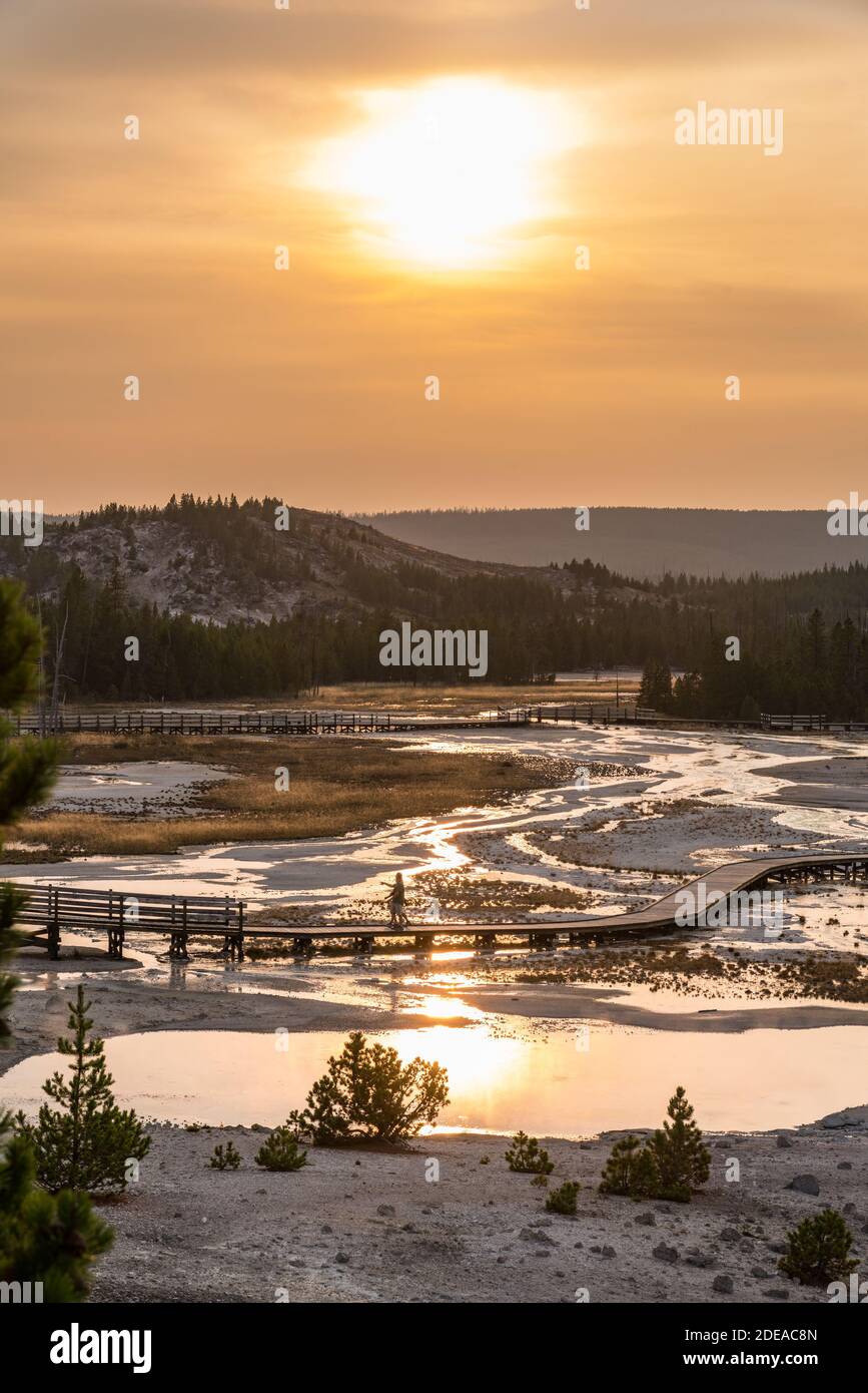 Una puesta de sol enmovada sobre la Cuenca de Porcelana en la Cuenca del Geyser Norris en el Parque Nacional Yellowstone, Wyoming, EE.UU. Foto de stock