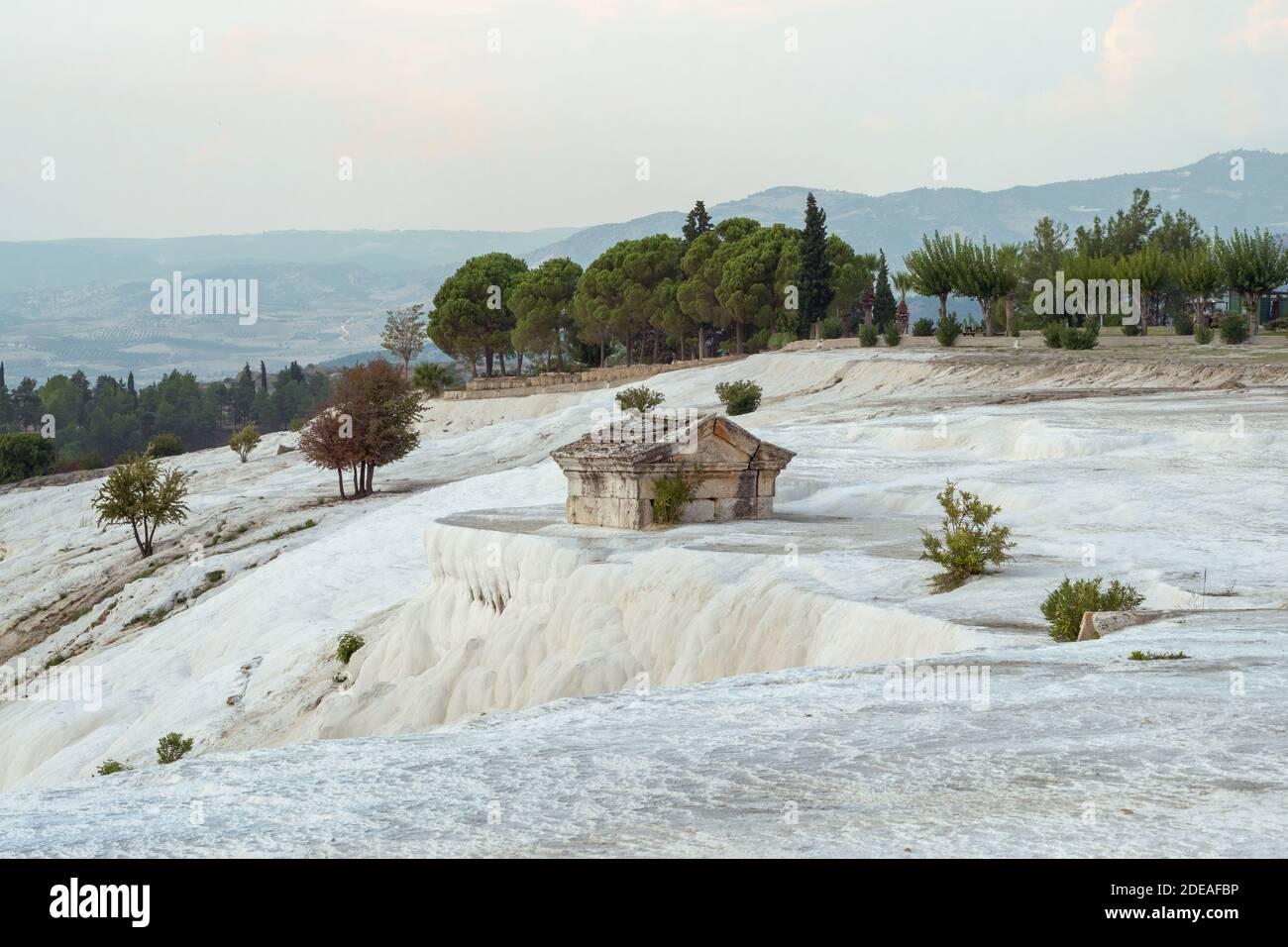 Antigua tumba griega en la antigua ciudad de Hierápolis en Pamukkale En