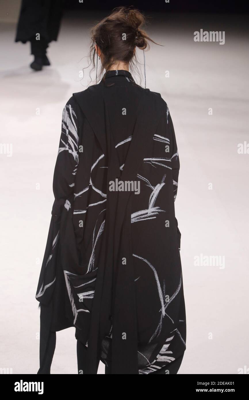 Un modelo camina por la pista durante el espectáculo de ropa de mujer  Yamamoto Otoño-Invierno 2019/20 como parte de la Semana de la Moda de París  en el Grand Palais el 1