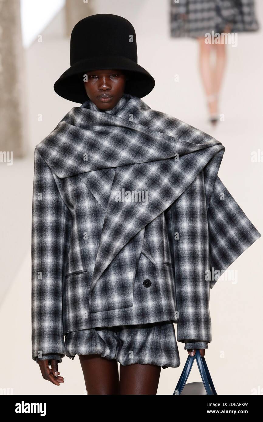 Un modelo camina por la pista durante la feria de moda Nina Ready to como parte la Semana de Moda de París Womenswear Otoño/Invierno 2019/2020 el 01 de