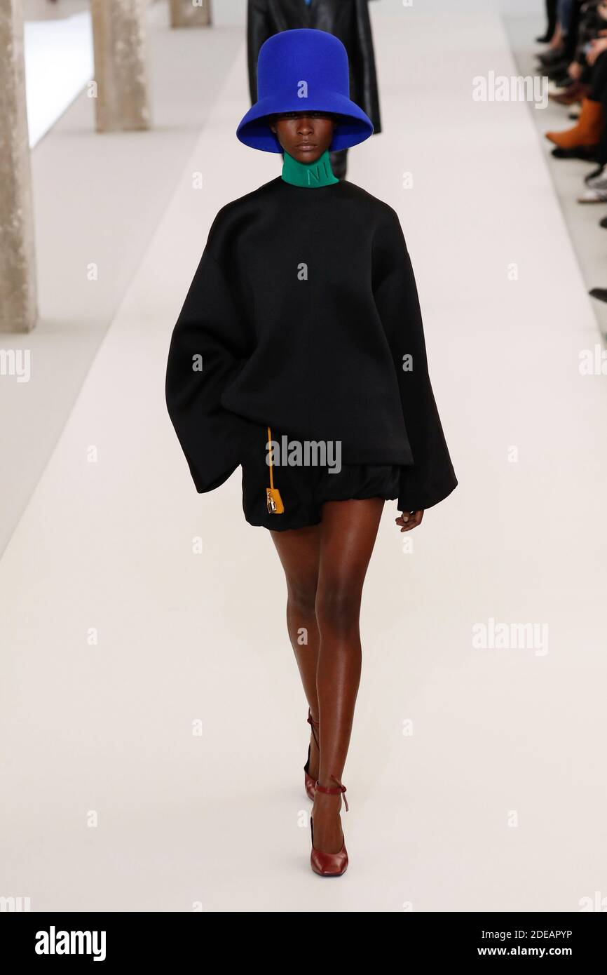 Un modelo camina por la pista durante la feria de moda Nina Ricci Ready to Wear como parte de Semana de Moda de París Womenswear Otoño/Invierno 2019/2020 el de