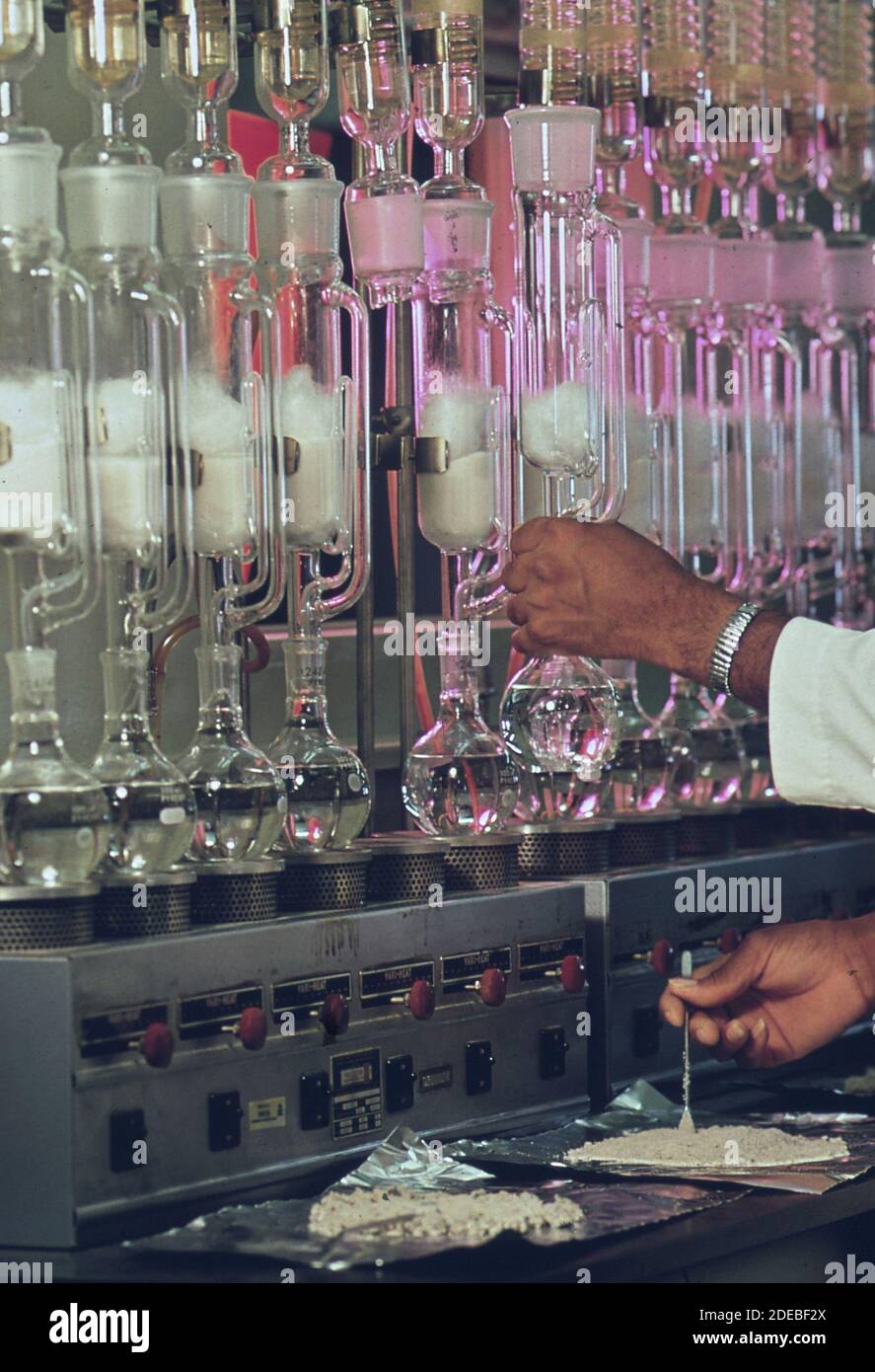 70s Photo (1972) EPA Gulf Breeze Laboratory Chemistry Lab. Un