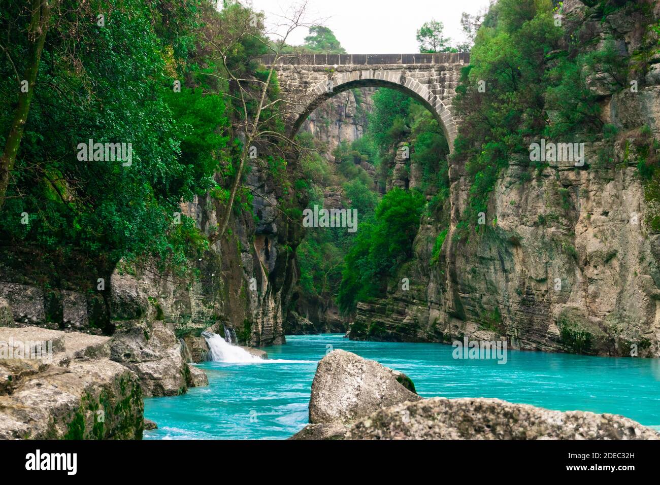 Increíble paisaje fluvial del cañón de Koprulu en Manavgat, Antalya, Turquía. Foto de stock