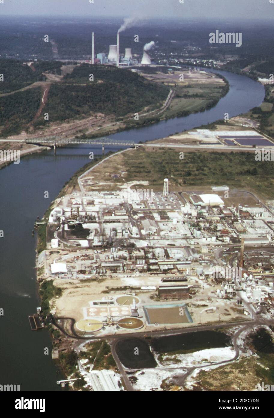 70s Photo (1973) Monsanto Chemical Company en Nitro WV en el Río