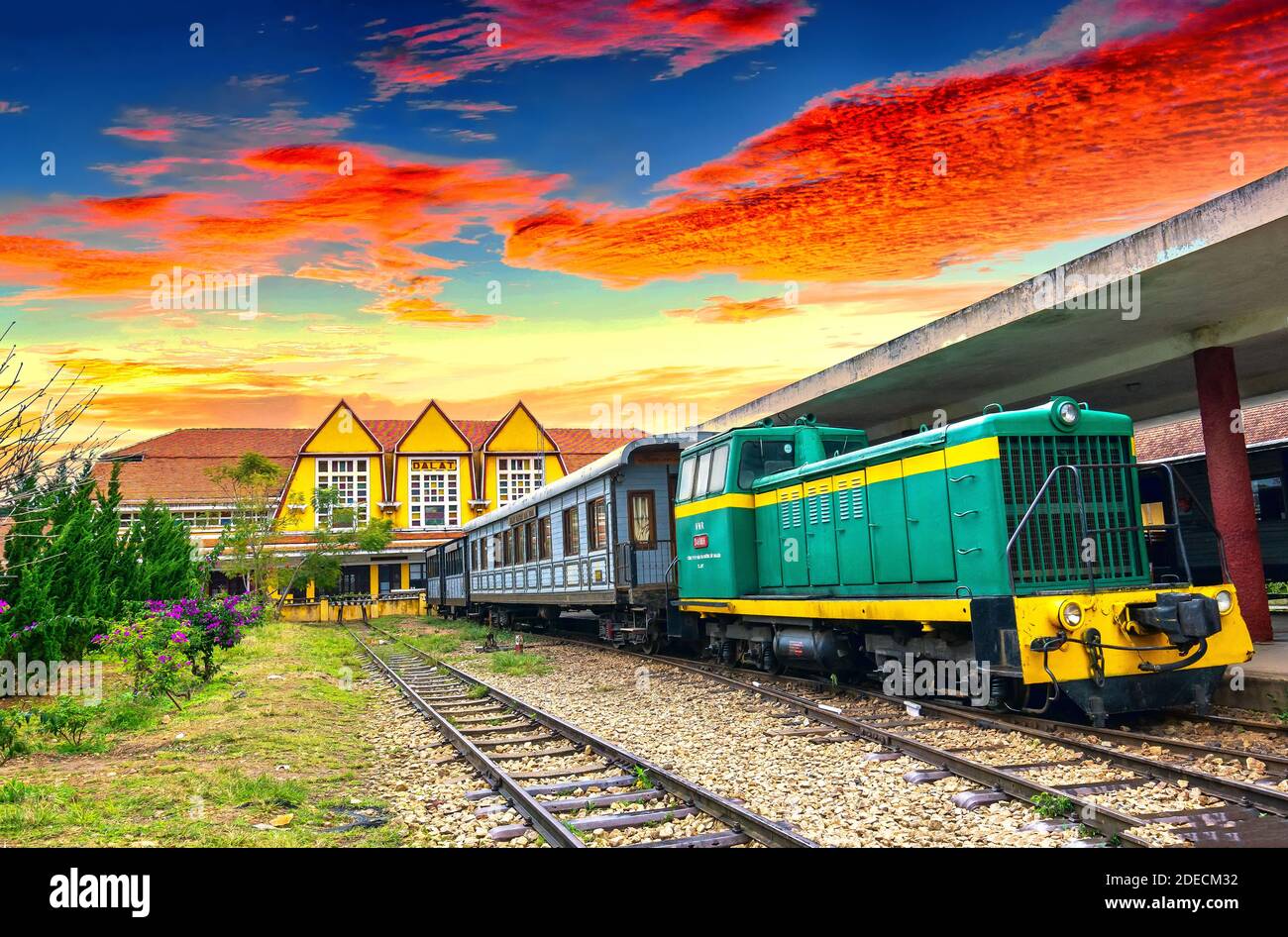 Antigua estación de tren, la arquitectura francesa en el soleado otoño atrae a los turistas para visitar, este lugar es reconocido sitio histórico nacional en da Lat Foto de stock