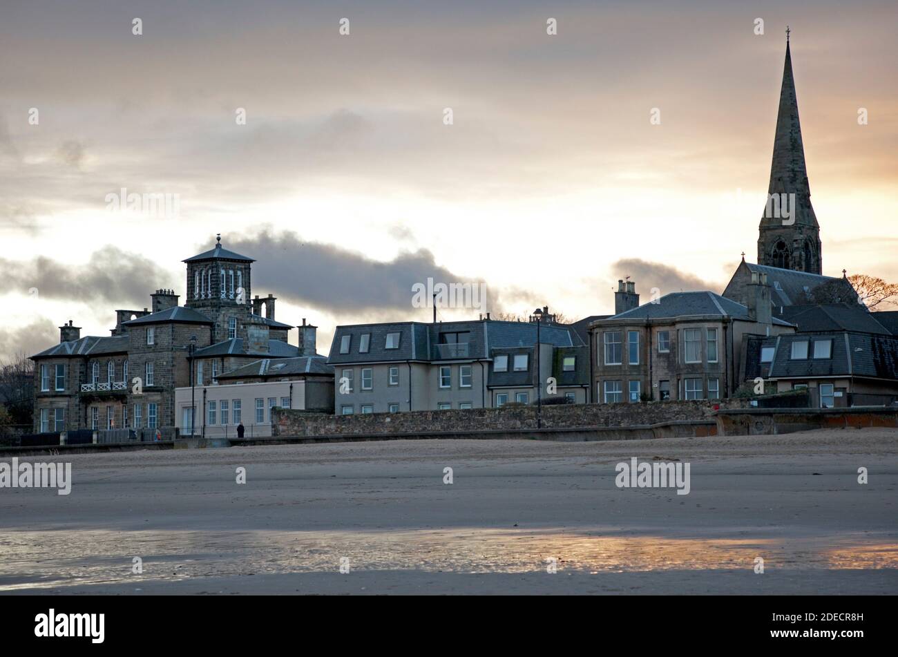 Portobello, Edimburgo, Escocia, Reino Unido. 30 de noviembre de 2020. Fuerte brisa en el mar nublado, temperatura 9 grados centígrados y viento SW 24km/h, ráfagas 39 km/h. Crédito: Arch White/Alamy Live News. Foto de stock