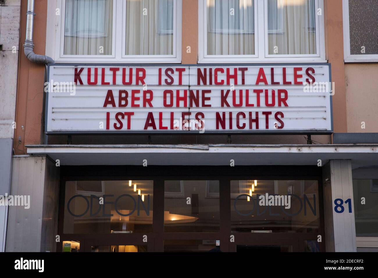 El cine Odeon cerrado en Severinstrasse durante el segundo cierre de Corona, 26 de noviembre de 2020, Colonia, Alemania. Mostrar traducción: La cultura es no Foto de stock