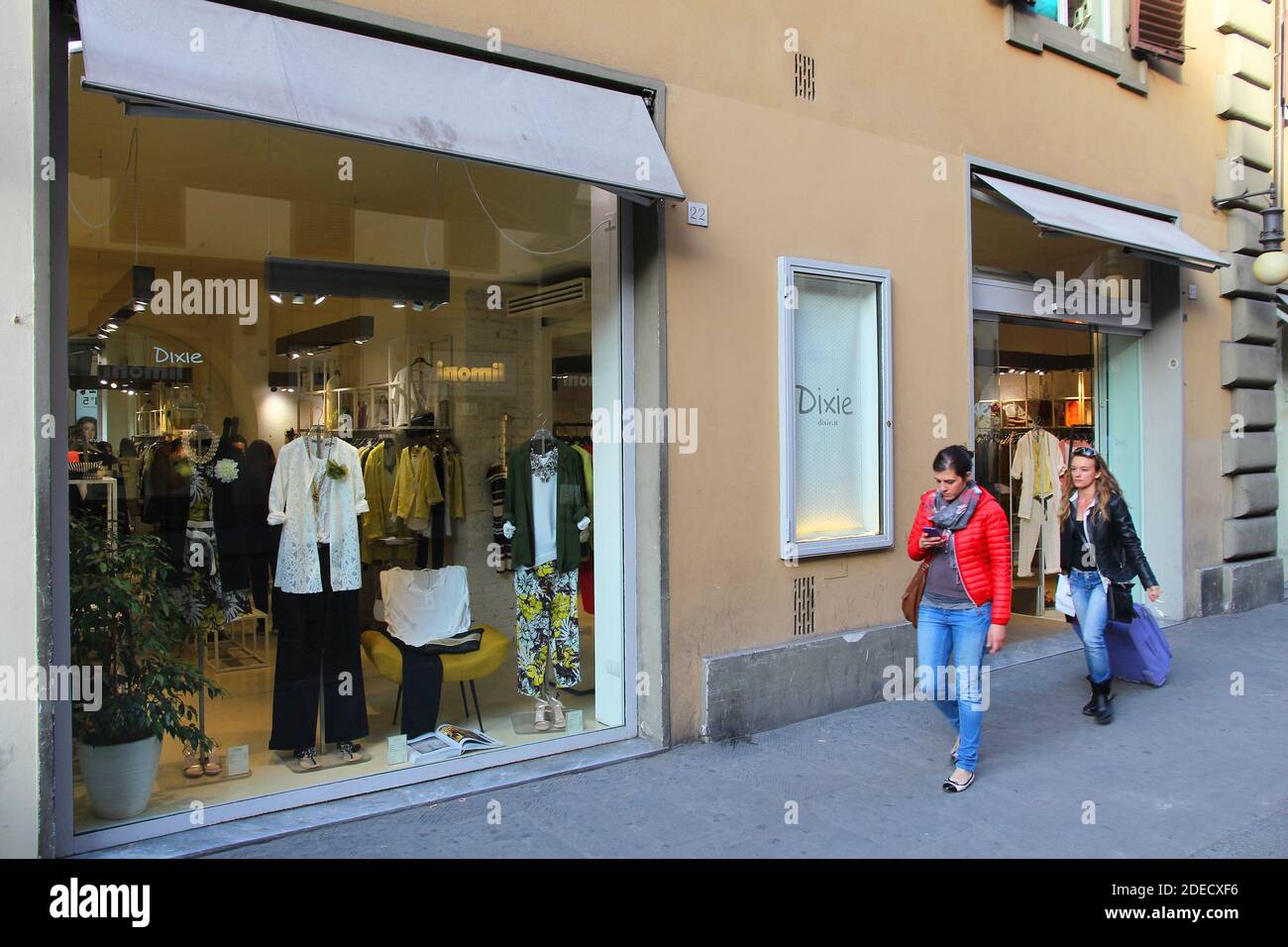 FLORENCIA, ITALIA - 30 DE ABRIL de 2015: La gente camina por la tienda de  moda Dixie en Florencia. La Marca de ropa Dixie es propiedad de Imperial  Group Fotografía de stock - Alamy