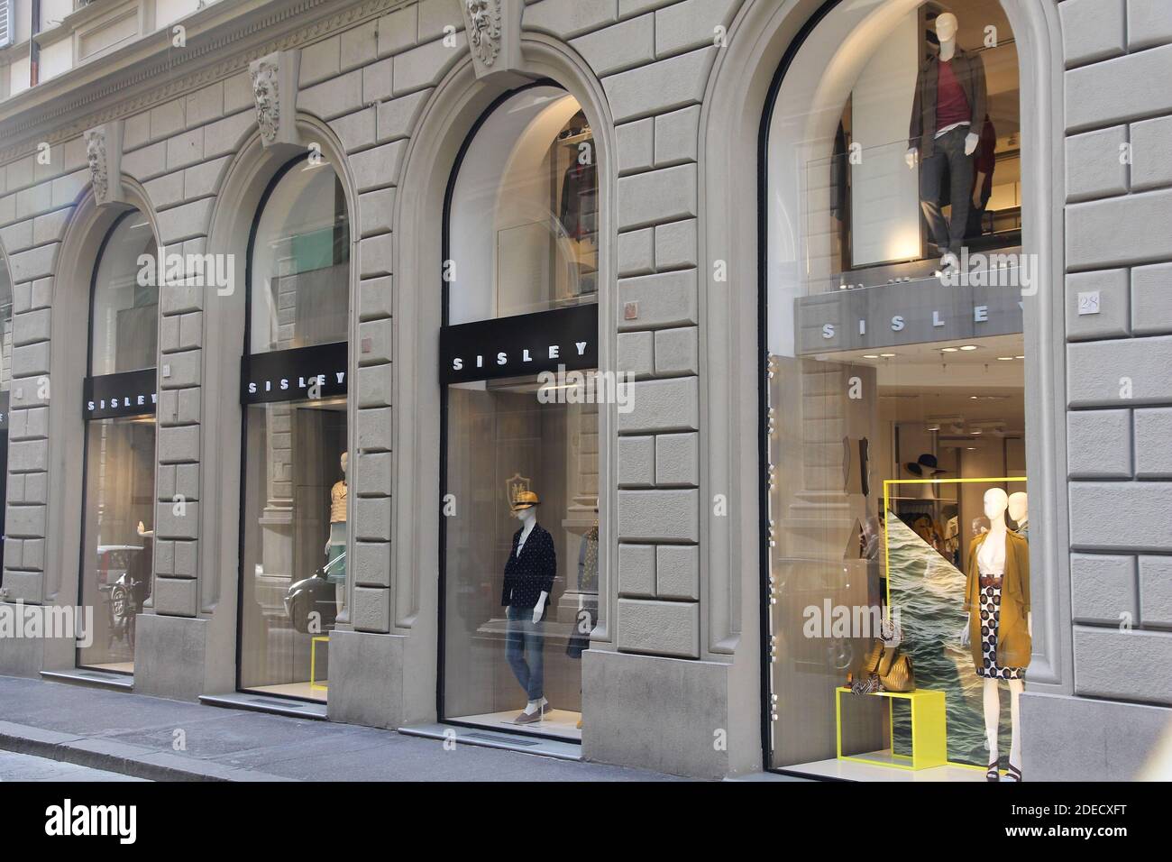 FLORENCIA, ITALIA - 30 DE ABRIL de 2015: Tienda de moda Sisley en  Florencia. Sisley es propiedad de Benetton Group, compañía italiana de moda  Fotografía de stock - Alamy