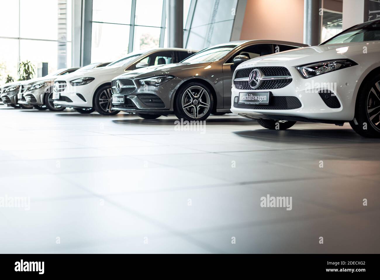 Stuttgart, Alemania - 8 de agosto de 2020. Nuevos modelos de coches en la sala de exposición de mercedes benz Foto de stock