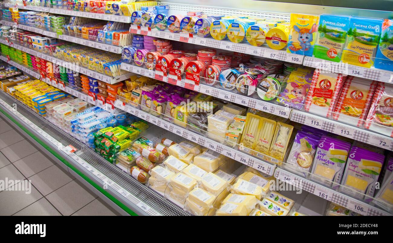 Kaliningrado, Rusia - 25 de agosto de 2018: Queso en las estanterías del supermercado. Foto de stock