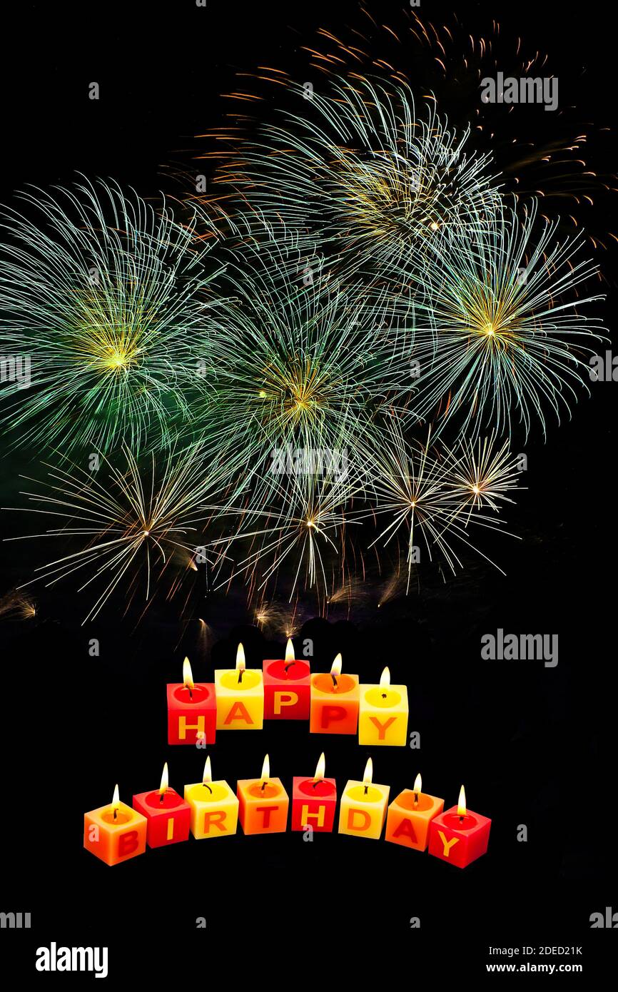 champagner con velas quemadas que forman la palabra Feliz Cumpleaños,  fuegos artificiales Fotografía de stock - Alamy