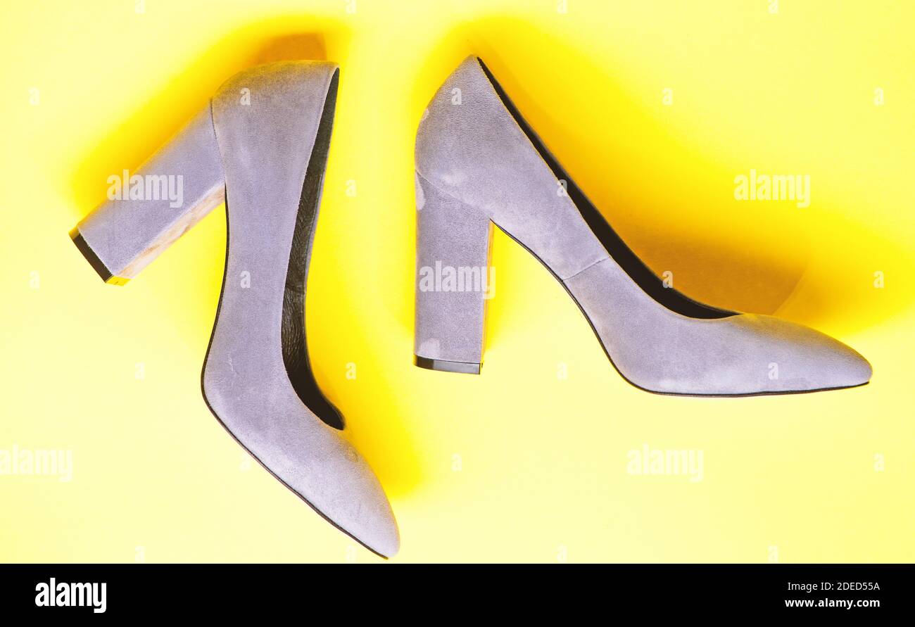 Concepto de de ante. Zapatos de ante gris sobre fondo Calzado para mujer con altos gruesos, vista superior. Un par de zapatos de tacón alto de moda Fotografía de