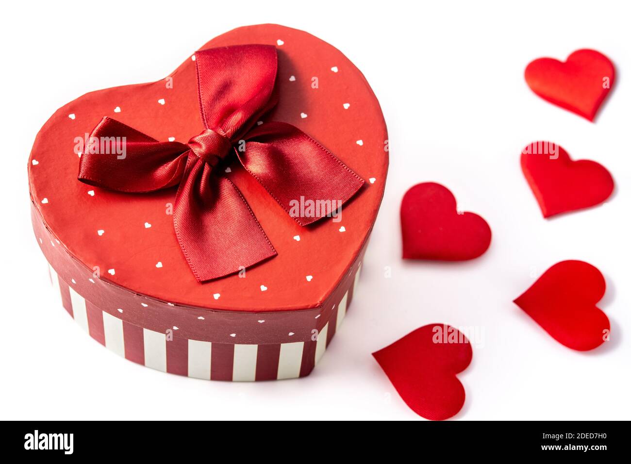Caja de regalo con forma de corazón y corazones rojos para San Valentín Día  Fotografía de stock - Alamy