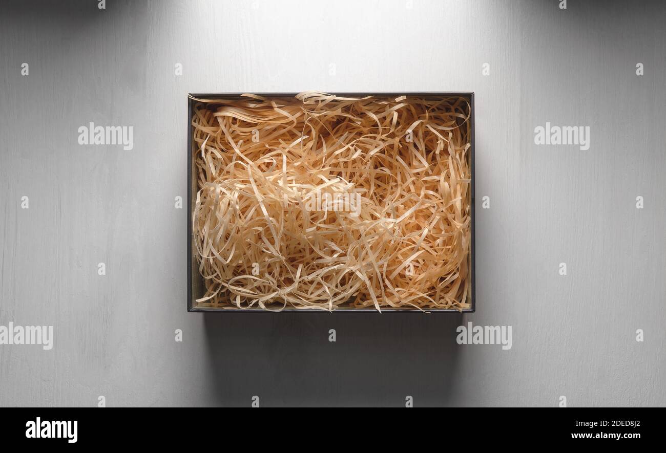 Caja de regalo abierta con paja decorativa y cono, vista superior  Fotografía de stock - Alamy
