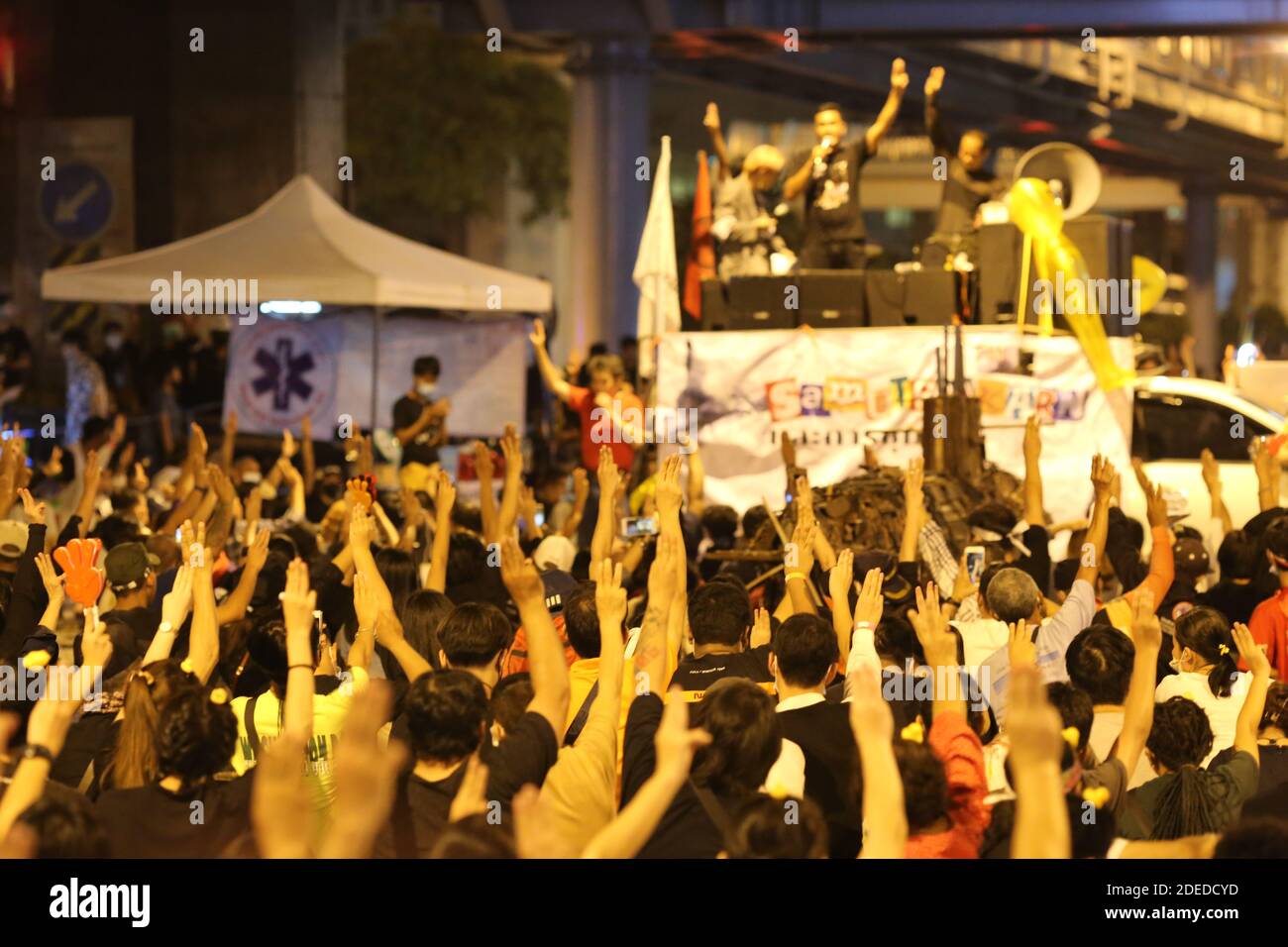 Después de marcharse desde Imperial World Samrong, en los suburbios de Samut Prakarn de Bangkok, los manifestantes se reúnen en la intersección de Sanpawut/Bangna-Trad. Foto de stock