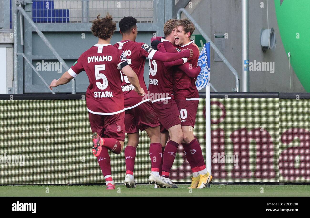 Ciudad de Duisburg, Alemania. 29 Nov, 2020. Firo: 29.11.2020 Fútbol, 3ra Bundesliga, temporada 2020/2021, MSV Duisburg - Dynamo Dresden 0: 3 júbilo Dresden con DAFERNER y WEIHRAUCH | uso en todo el mundo crédito: dpa/Alamy Live News Foto de stock