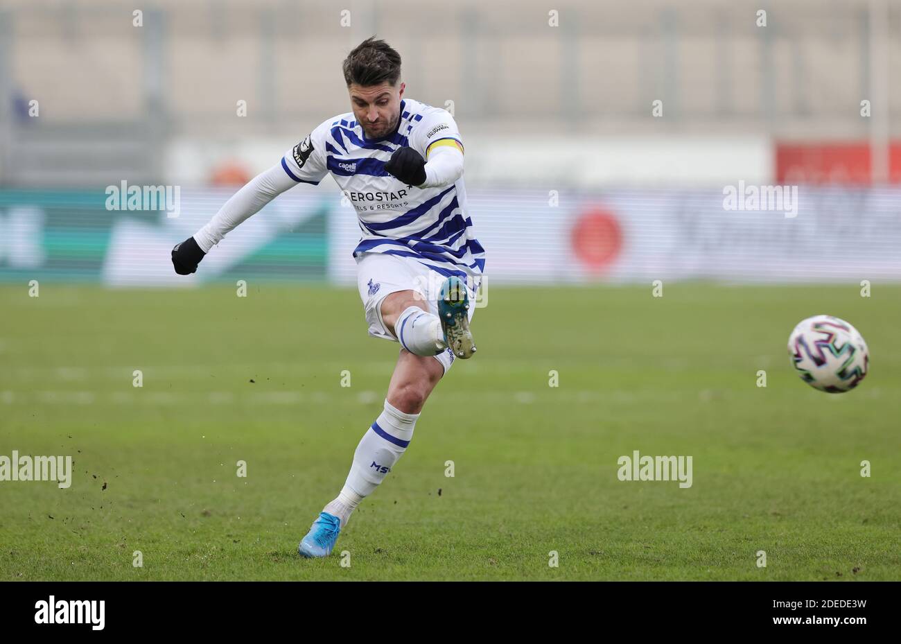 Ciudad de Duisburg, Alemania. 29 Nov, 2020. Firo: 29.11.2020 Fútbol, 3 Bundesliga, temporada 2020/2021, MSV Duisburg - Dynamo Dresden 0: 3 Moritz STOPPELKAMP, Duisburg, Free Kick | uso en todo el mundo crédito: dpa/Alamy Live News Foto de stock