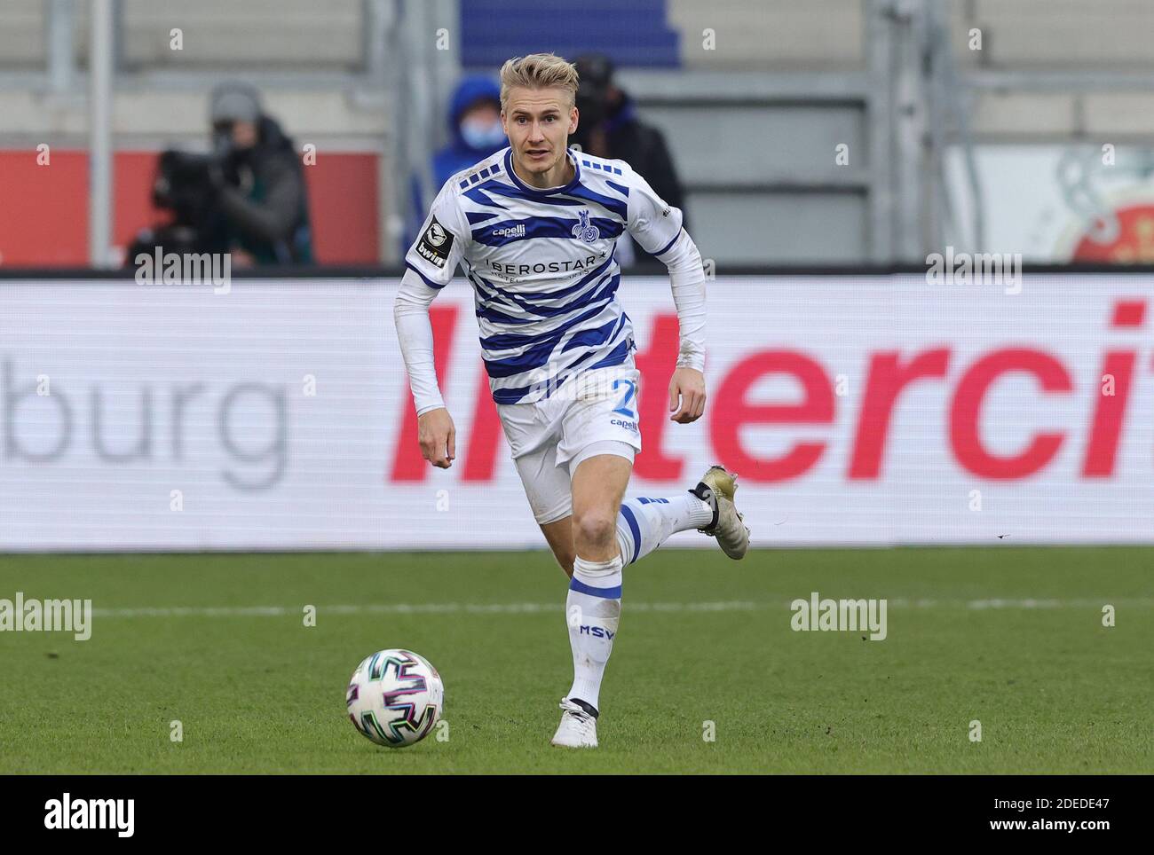 Ciudad de Duisburg, Alemania. 29 Nov, 2020. Firo: 29.11.2020 Fútbol, 3ra Bundesliga, temporada 2020/2021, MSV Duisburg - Dynamo Dresden 0: 3 Maximilian SAUER, Duisburg, acción individual | uso en todo el mundo crédito: dpa/Alamy Live News Foto de stock