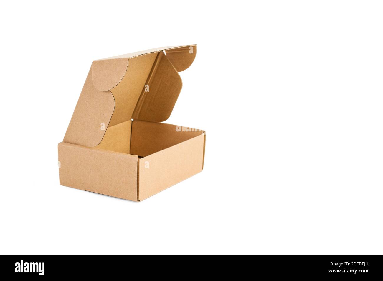 Una caja de cartón cerrada aislada sobre un fondo blanco Fotografía de  stock - Alamy