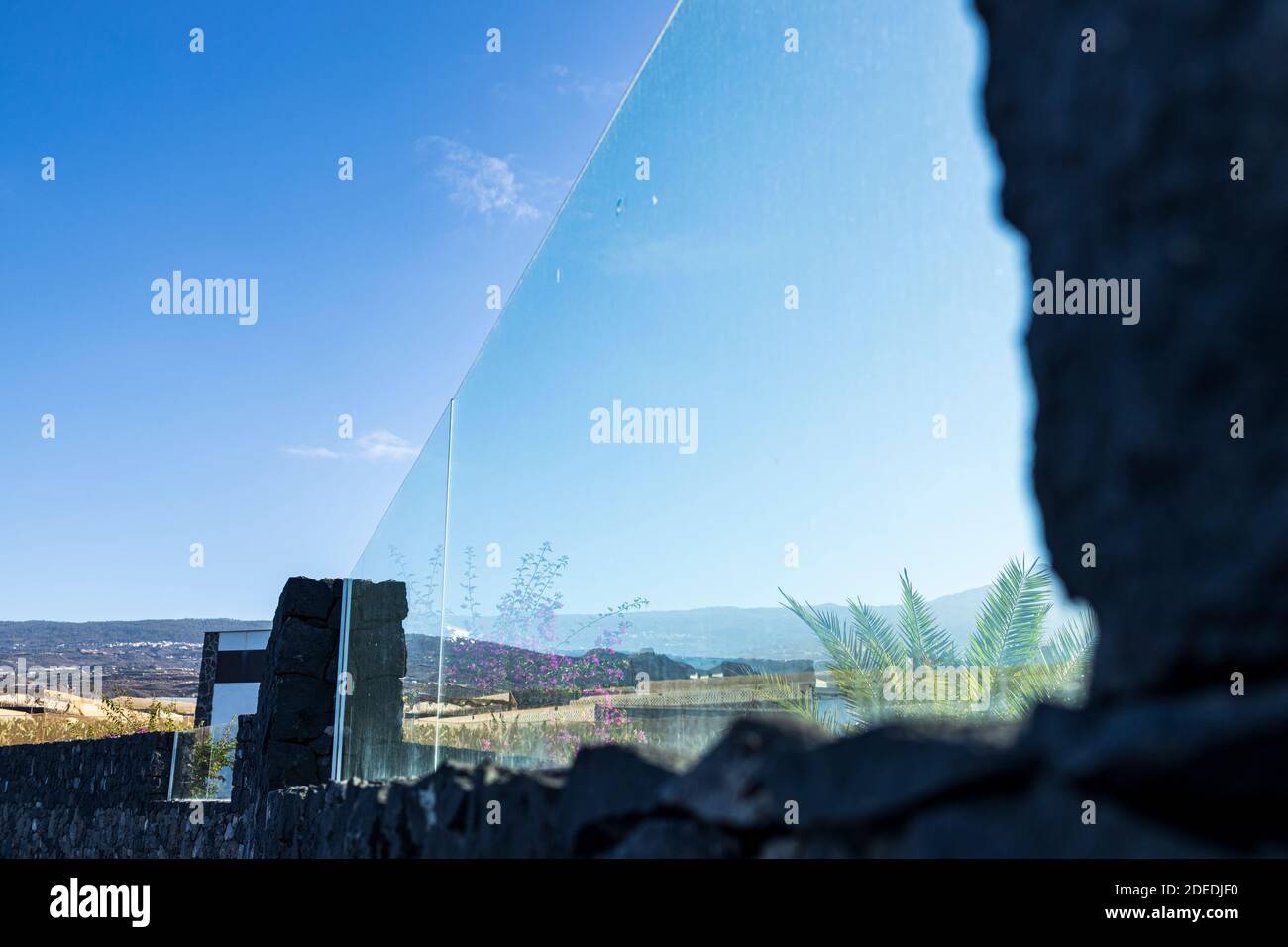 Detalle arquitectónico de paneles de cristal como parte de la pared exterior de una desaladora de agua en Fonsalia, Playa San Juan, Tenerife, Islas Canarias, Foto de stock