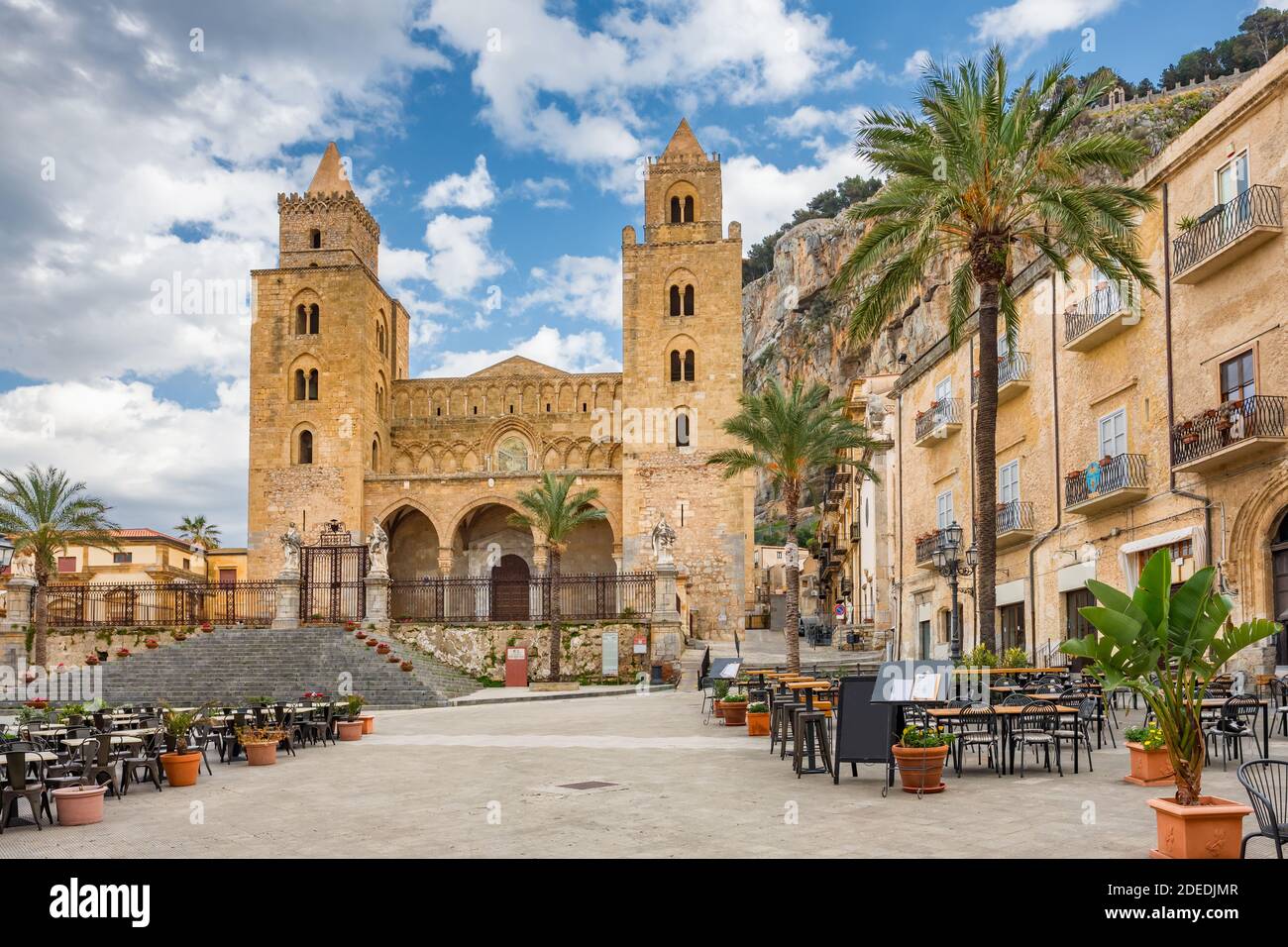 Catedral Basílica de Cefalu en la plaza Piazza del Duomo en el casco antiguo de Cefalu, Sicilia Foto de stock