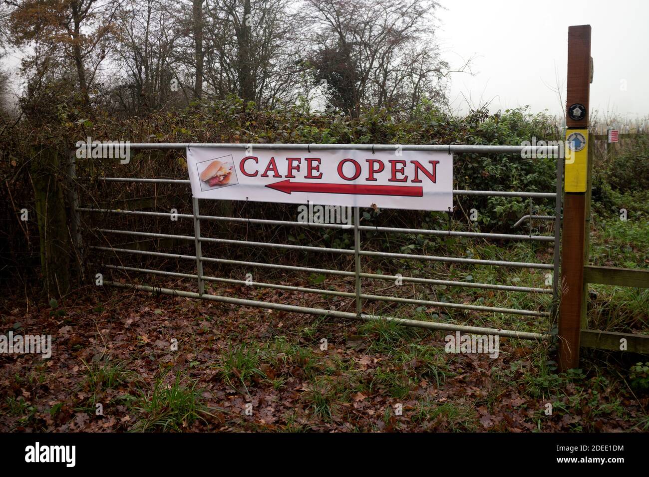 Un cartel de Cafe Open en el campo de Warwickshire durante el cierre pandémico de Covid-19, Inglaterra, Reino Unido Foto de stock
