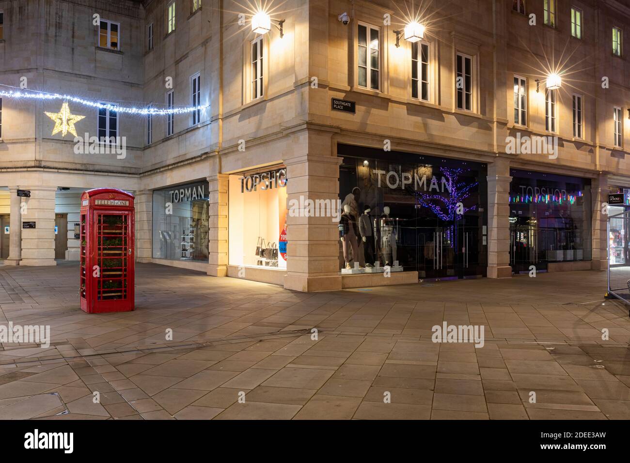 Tienda Topman & Topshop en el centro comercial Southgate junto a una caja  de teléfono roja británica al atardecer, Bath, Inglaterra, Reino Unido  Fotografía de stock - Alamy