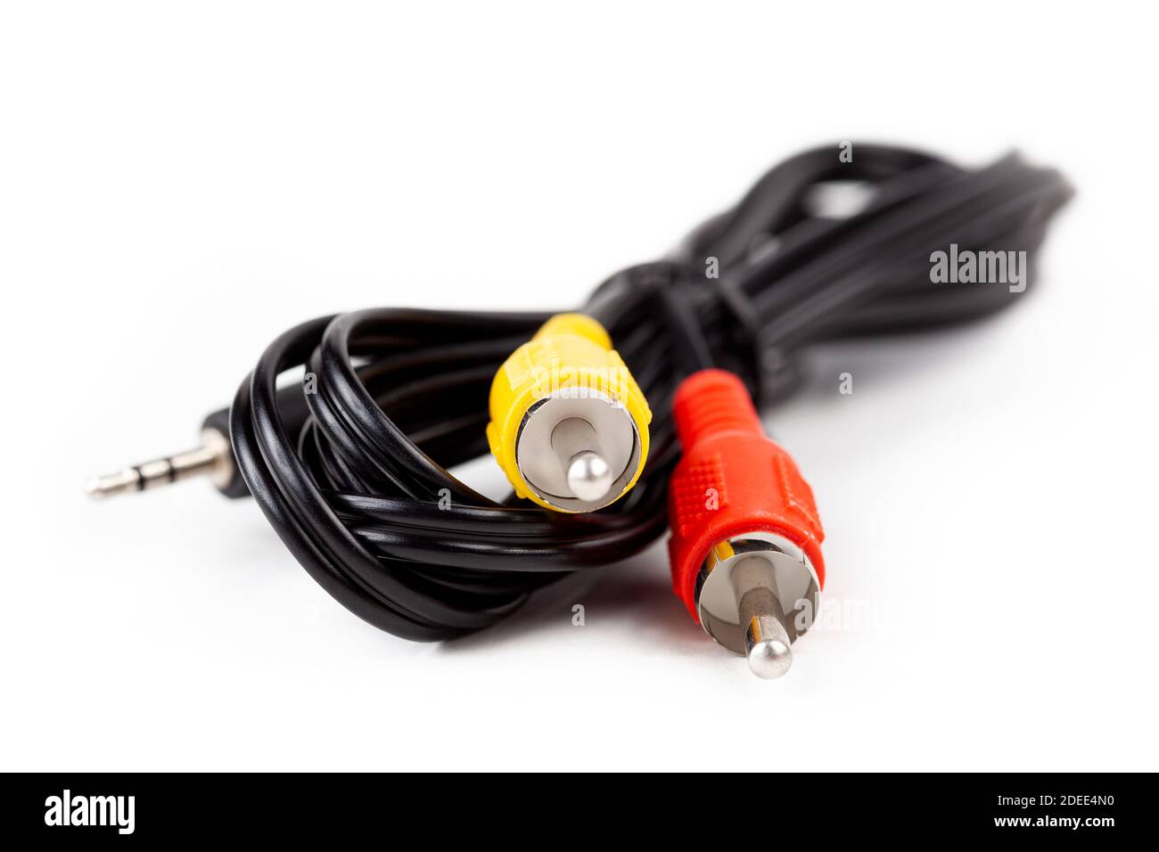 Cable de vídeo compuesto RCA de conector hembra a cable corto de cinch  amarillo y rojo, aislado en blanco, fondo, cortado. Salida de vídeo simple  retro obsoleto Fotografía de stock - Alamy