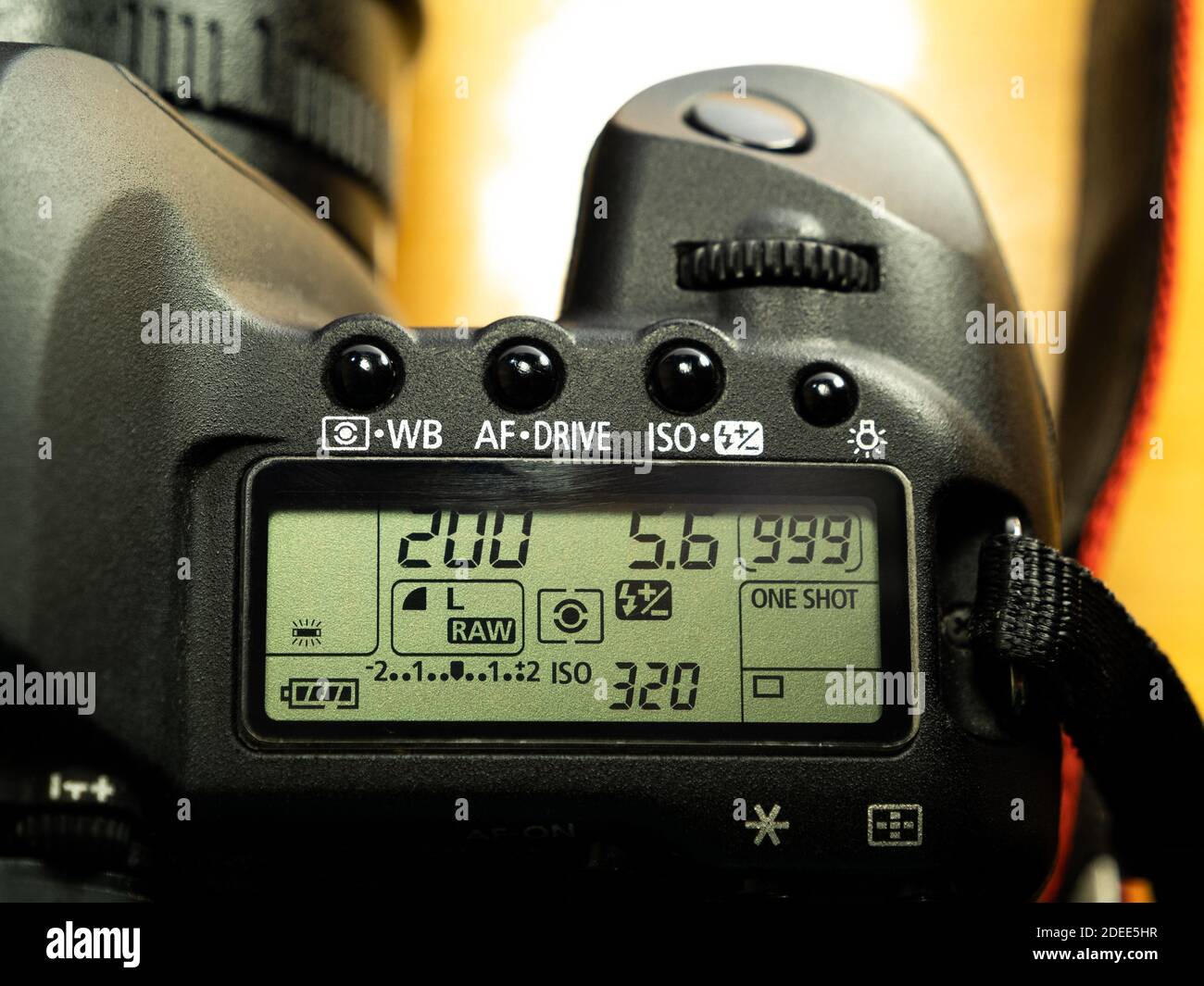 Pantalla de ajustes fotográficos profesionales de la cámara DSLR de Canon,  vista superior de la pantalla de configuración, primer plano modo de  disparo manual: Velocidad de obturación, apertura, números ISO Fotografía de