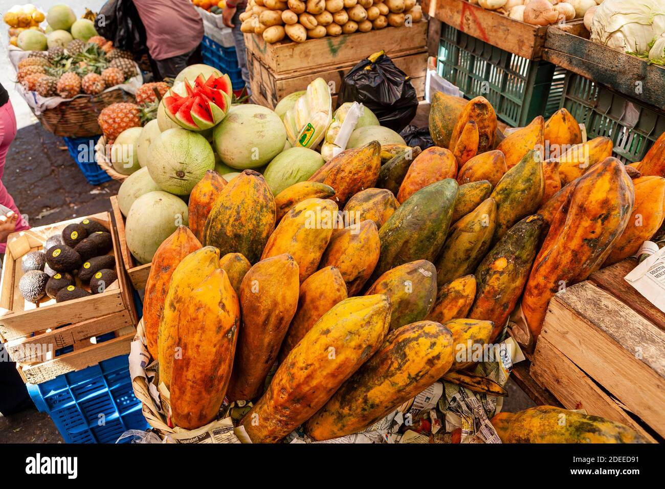 Una variedad de fruta fresca en un mercado de alimentos al aire libre guatemalteco. Foto de stock