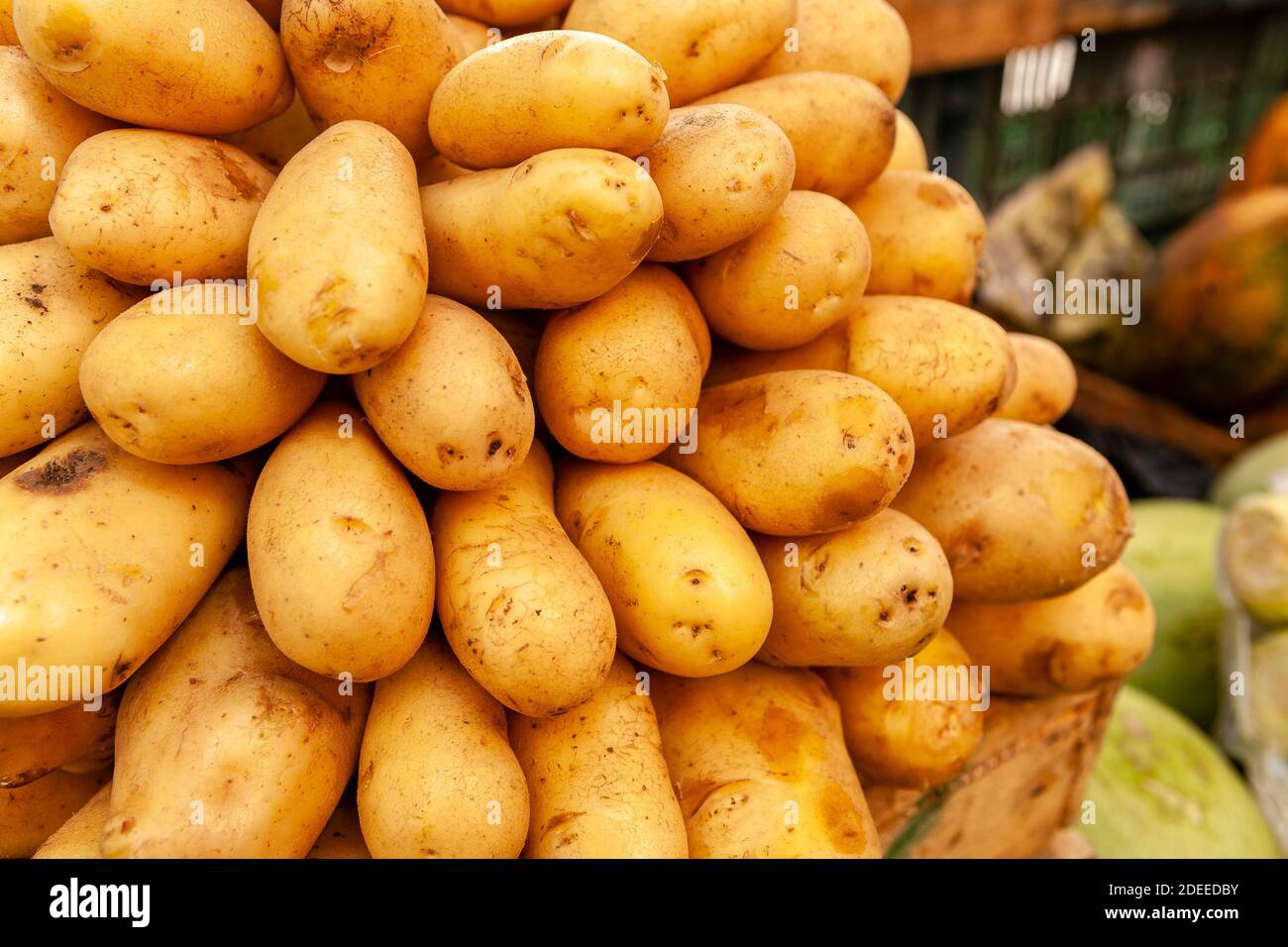 Patatas recién cosechadas a la venta en un mercado al aire libre en Guatemala. Foto de stock