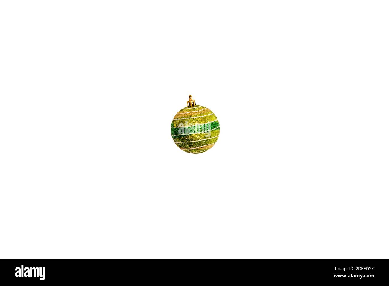 Bola brillante de Navidad verde-amarilla aislada sobre fondo blanco Foto de stock