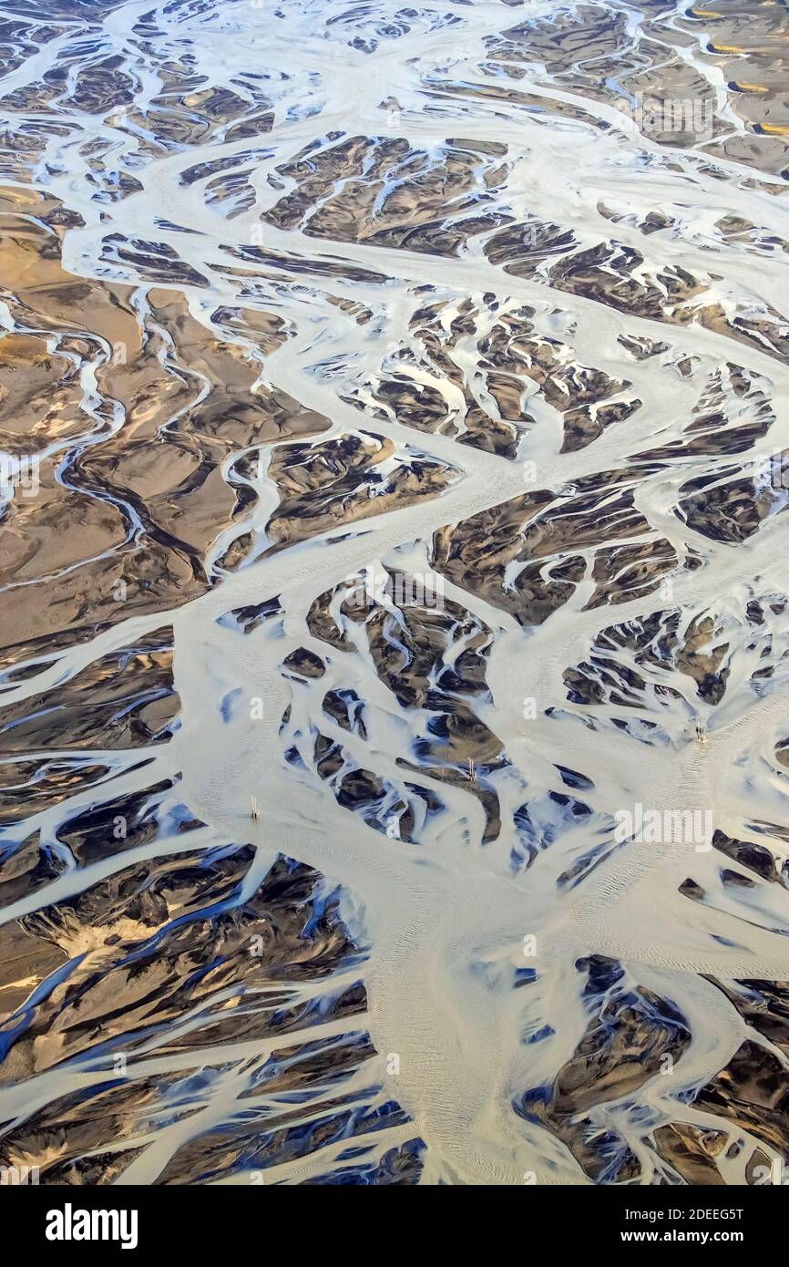 Vista aérea sobre el delta del río Markarfljot, llanura de sandur, formado por sedimentos glaciales depositados por la ceniza de agua de deshielo en verano, Islandia Foto de stock