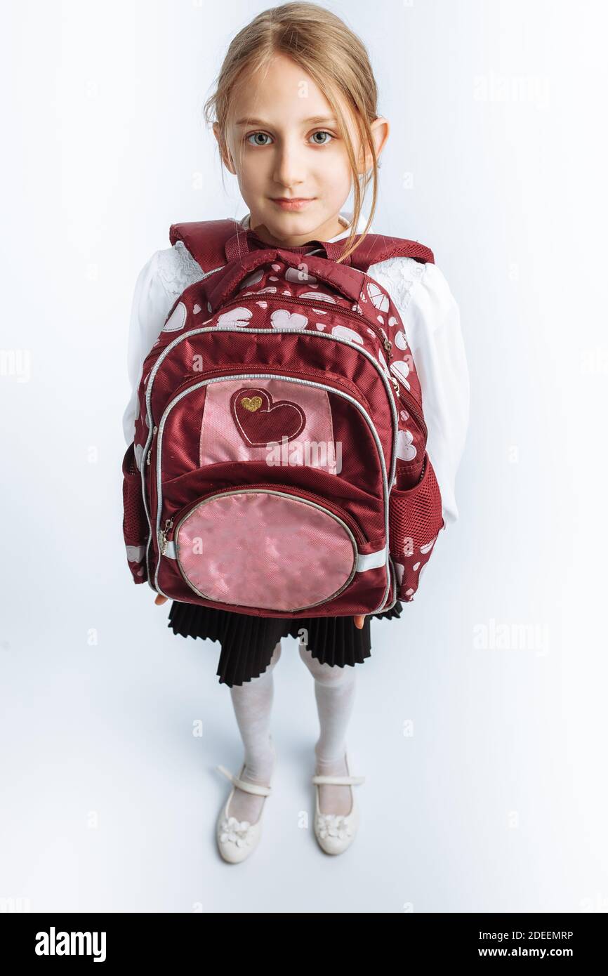 niña pequeña y hermosa con maletín, fondo blanco, publicidad Fotografía de stock -