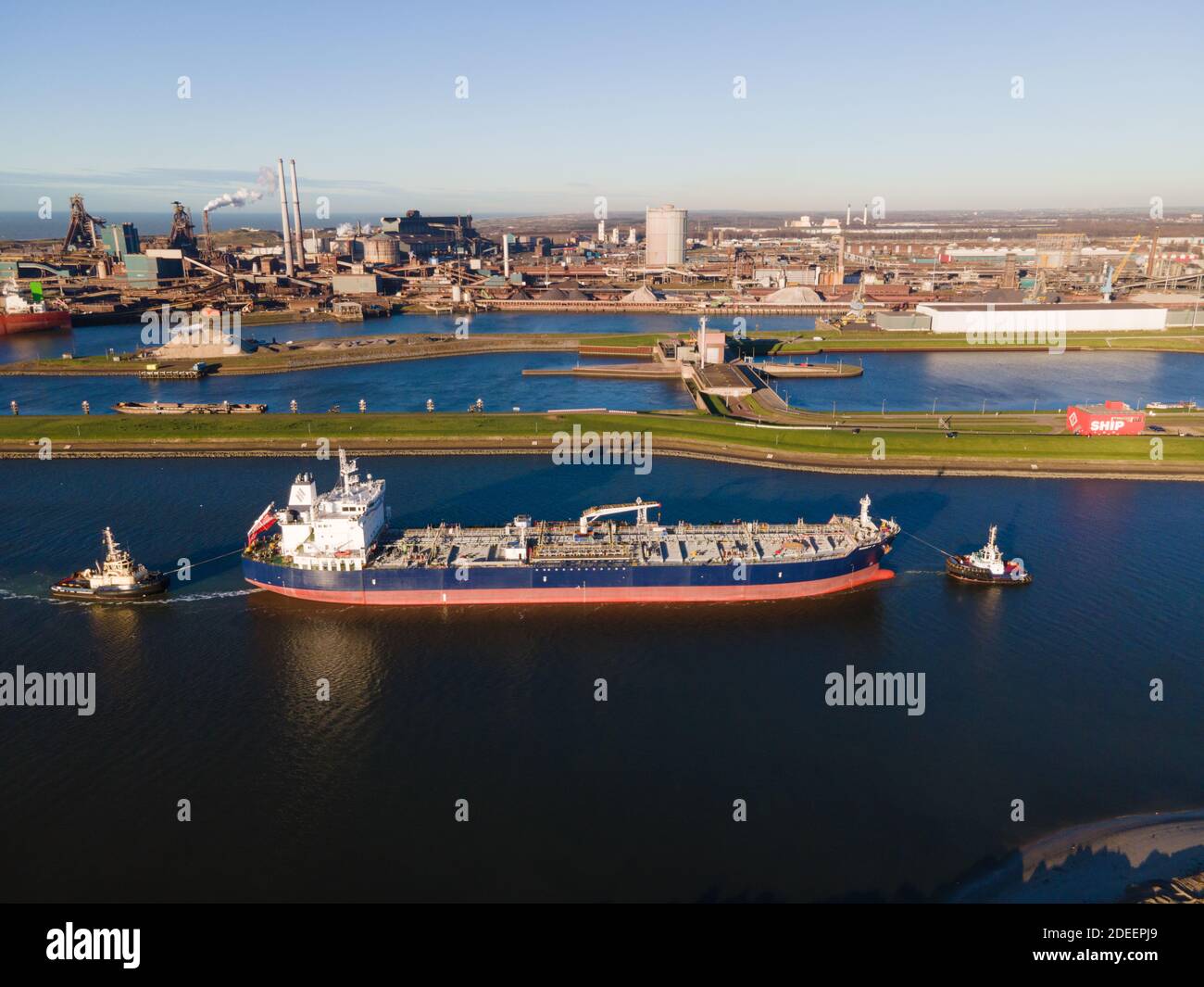 IJmuiden, países Bajos, 18 de noviembre de 2020 Vista aérea de la esclava de Ijmuiden Zeesluis cerca de Velsen Noord y de la fábrica de acero de Tata Foto de stock