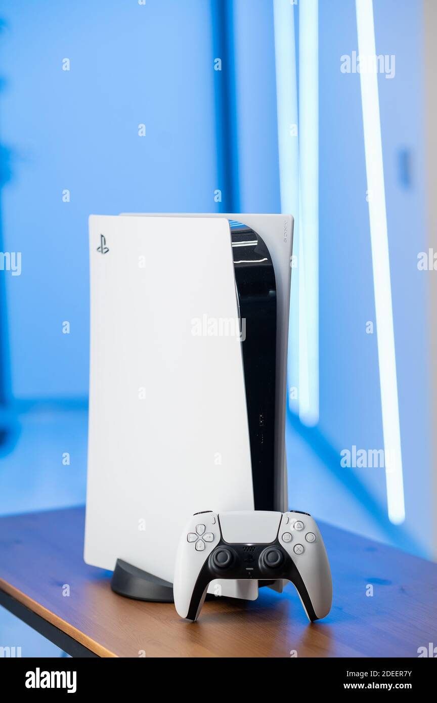 La nueva consola de juegos de Sony PlayStation 5 y el controlador DualSense  en una luz de color neón azul. Moscú - Noviembre 28 2020 Fotografía de  stock - Alamy