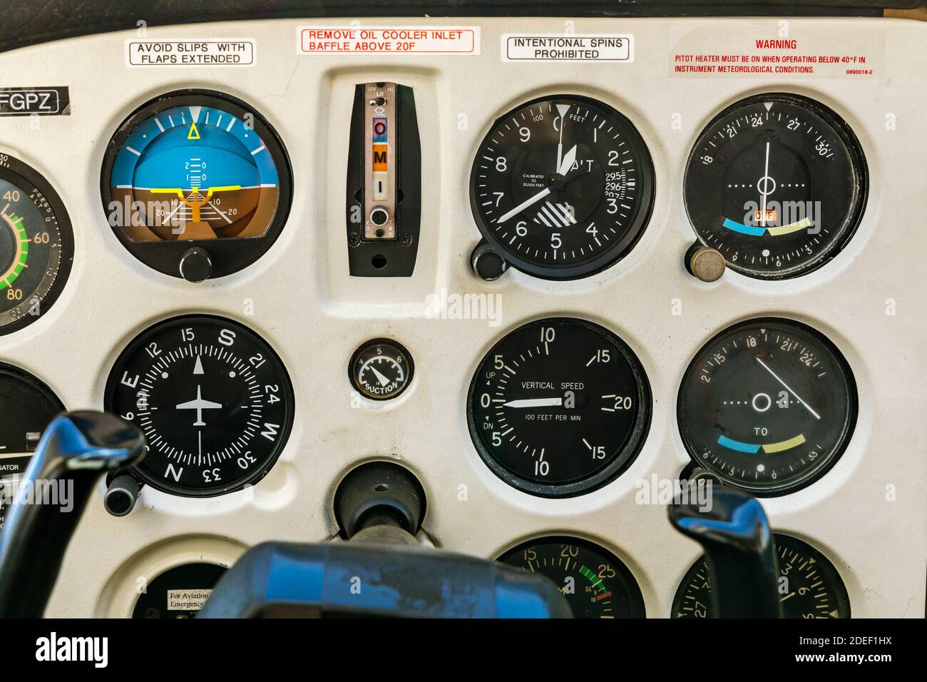 Primer plano de un panel de instrumentos analógico en un Cessna 172 clásico. Foto de stock