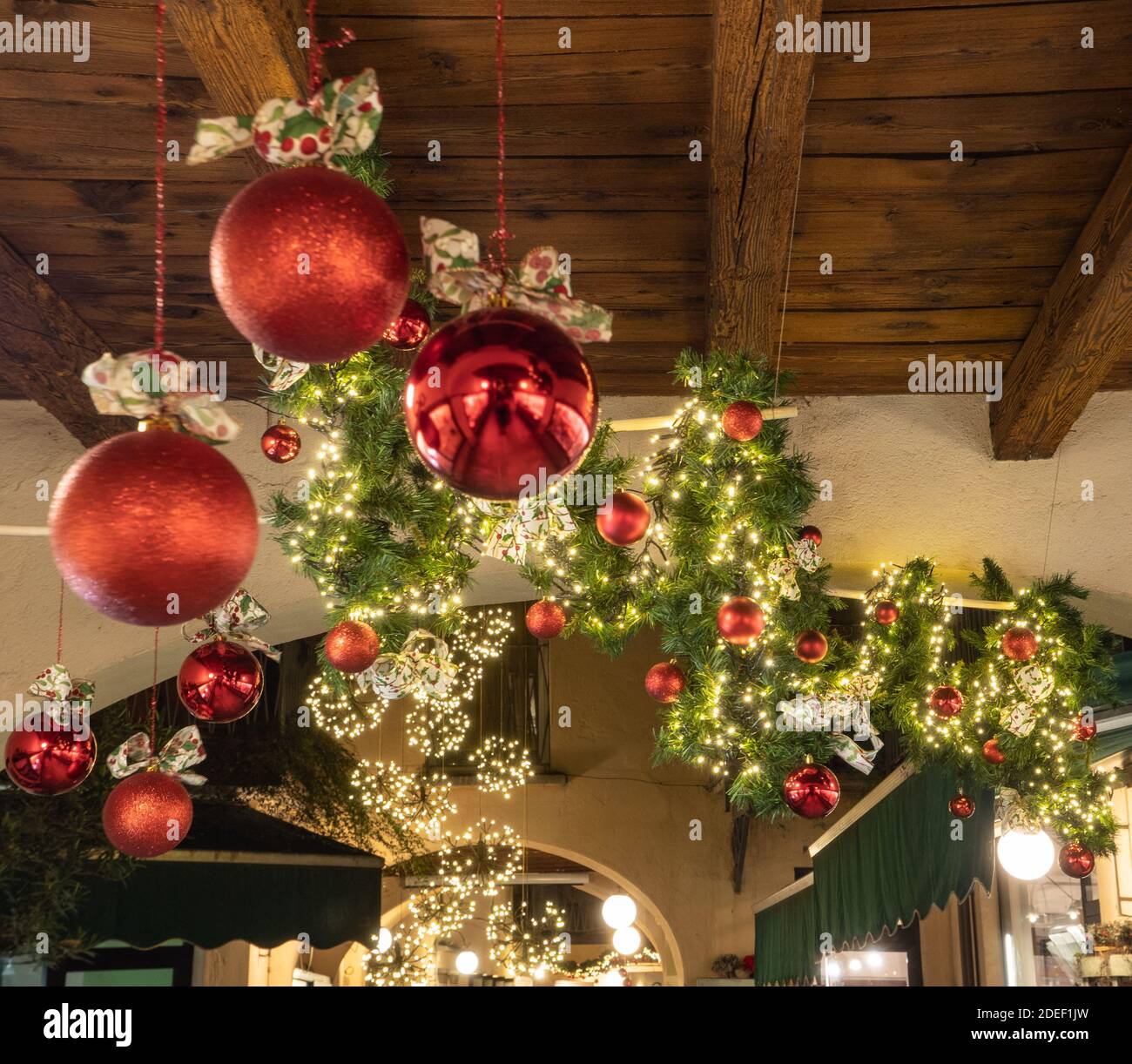 Impresionantes decoraciones de madera para colgar en el techo, coloridas  bolas y luces decorativas para las celebraciones de Feliz Navidad y Feliz  año Nuevo Fotografía de stock - Alamy