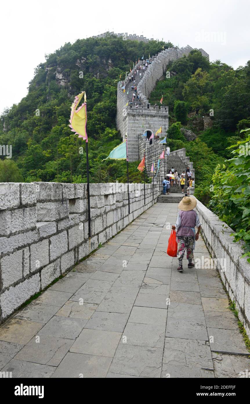 Vista de la muralla de la ciudad en la antigua ciudad de Qingyan, una atracción turística local, cerca de Guiyang, China Foto de stock