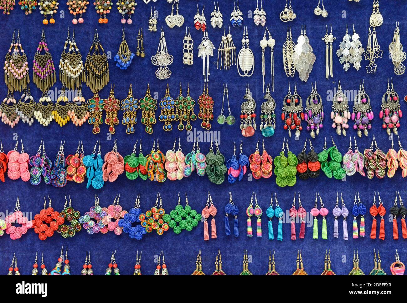 pendientes hechos mano diferentes para la venta en una tienda en la antigua ciudad de Qingyan cerca de Guiyang, Fotografía de stock - Alamy