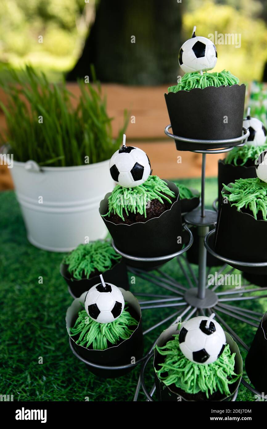 Soccer ball cupcake fotografías e imágenes de alta resolución - Alamy