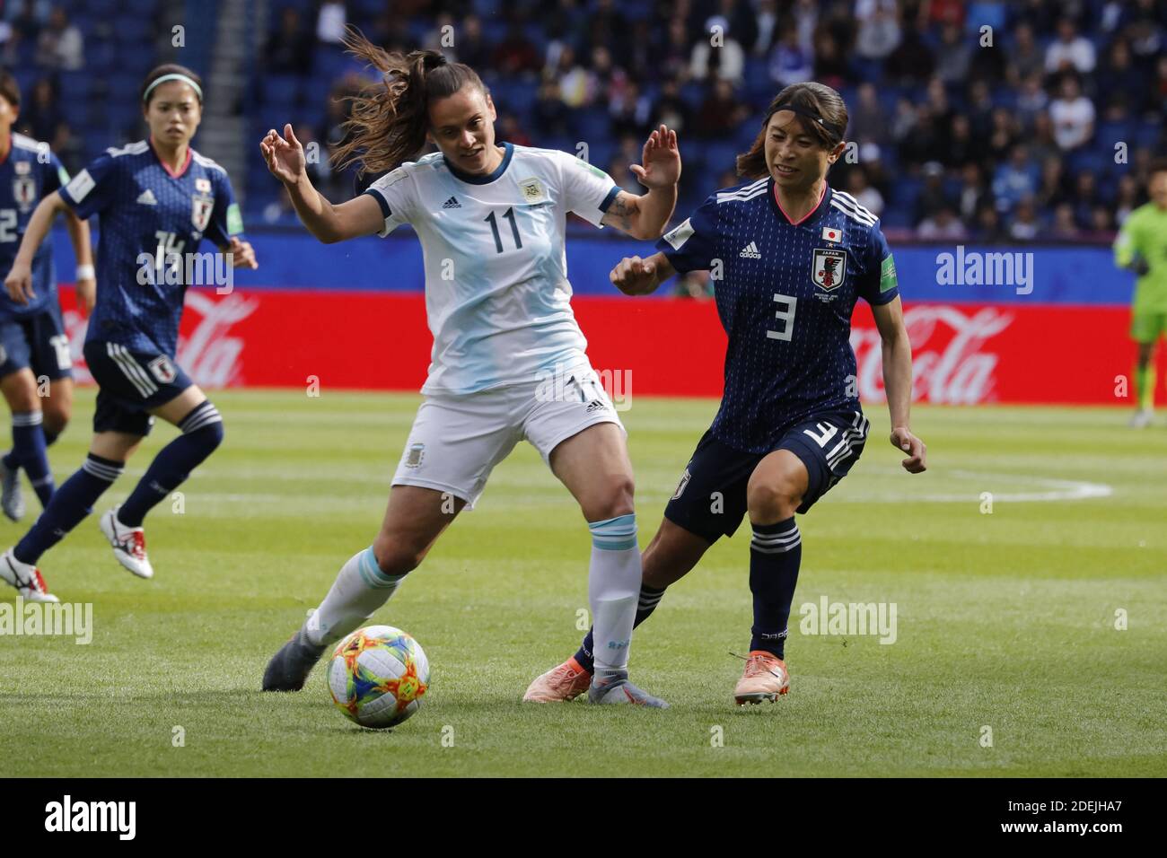 La japonesa Aya Sameshima lucha contra la Argentina Florencia Bonsegundo durante Copa Mundial de Fútbol Femenino Japón Argentina en Parc des Princes, París, Francia el 10 de junio de