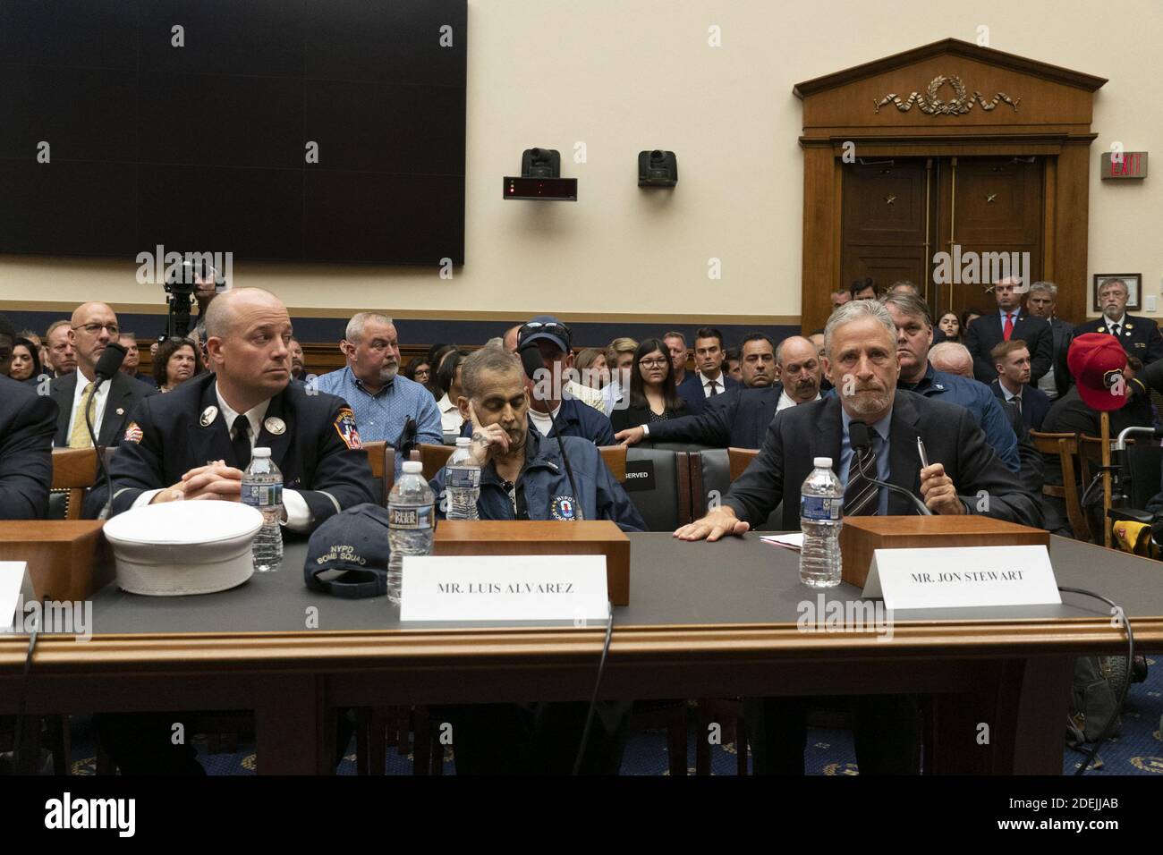 Los primeros respondedores, junto con Jon Stewart, testifican en una audiencia sobre el fondo de 9-11 víctimas ante el subcomité Judicial en Capitol Hill en Washington DC, EE.UU., el 11 de junio de 2019. Foto de Stefani Reynolds / CNP/ABACAPRESS.COM Foto de stock